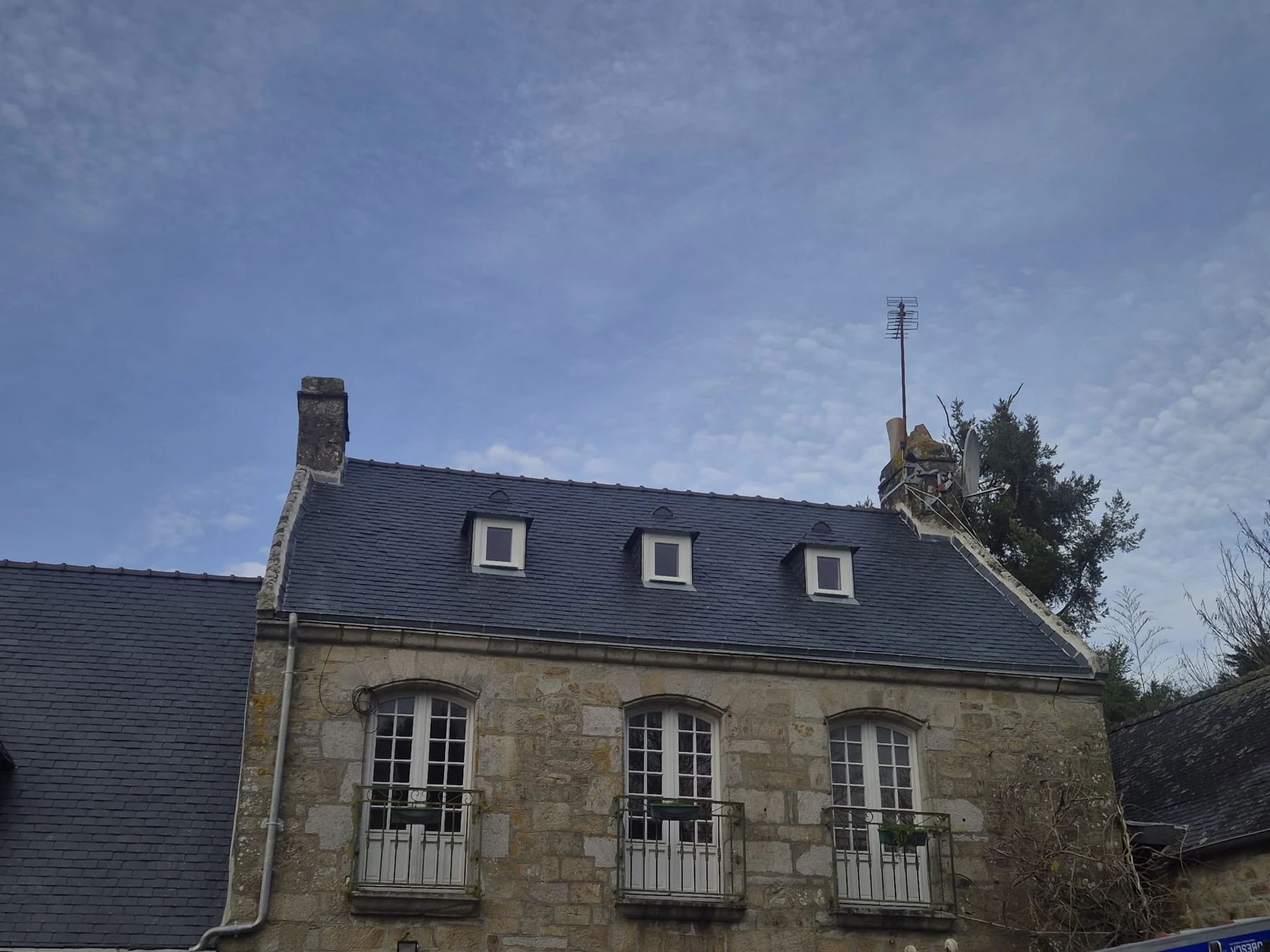 Maison en pierre avec toiture rénovée