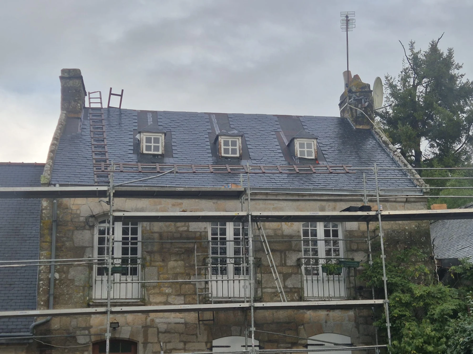 Maison en pierre pendant les travaux de toiture