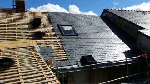 Rénovation d'une toiture avec fenêtre de toit